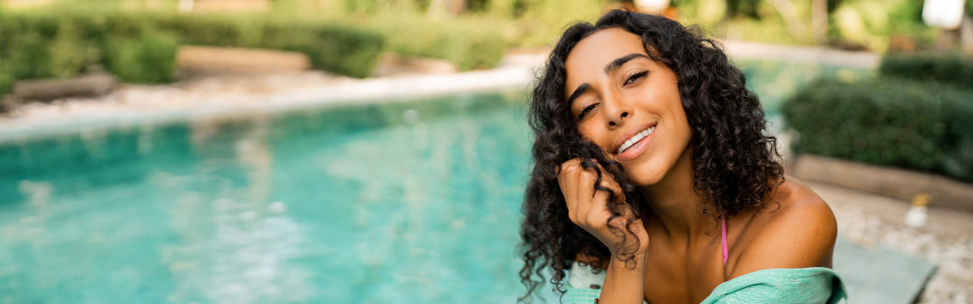 Femme portant des extensions de cheveux bouclés naturelles avec un effet volumineux et naturel