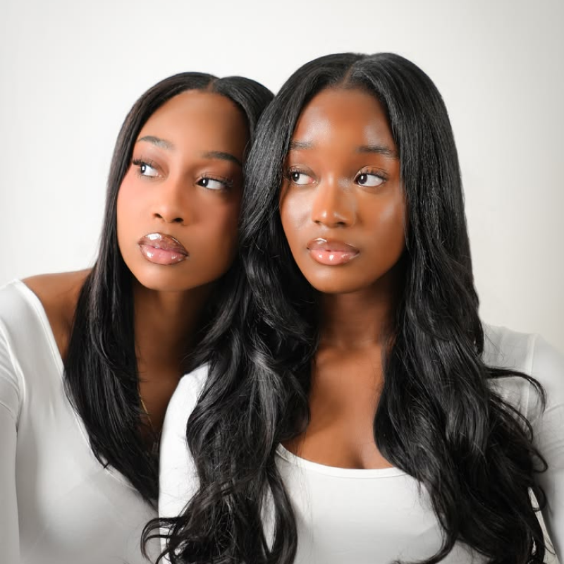 Femmes portant des extensions de cheveux longs lisses et ondulés avec un effet naturel et brillant