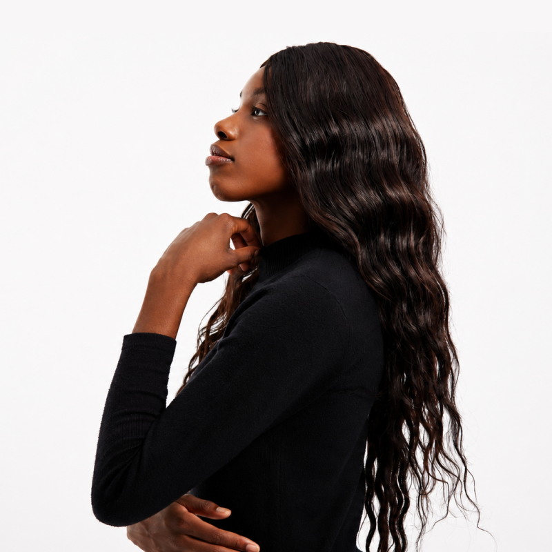 Femme portant des extensions de cheveux longs ondulés avec un rendu naturel et élégant
